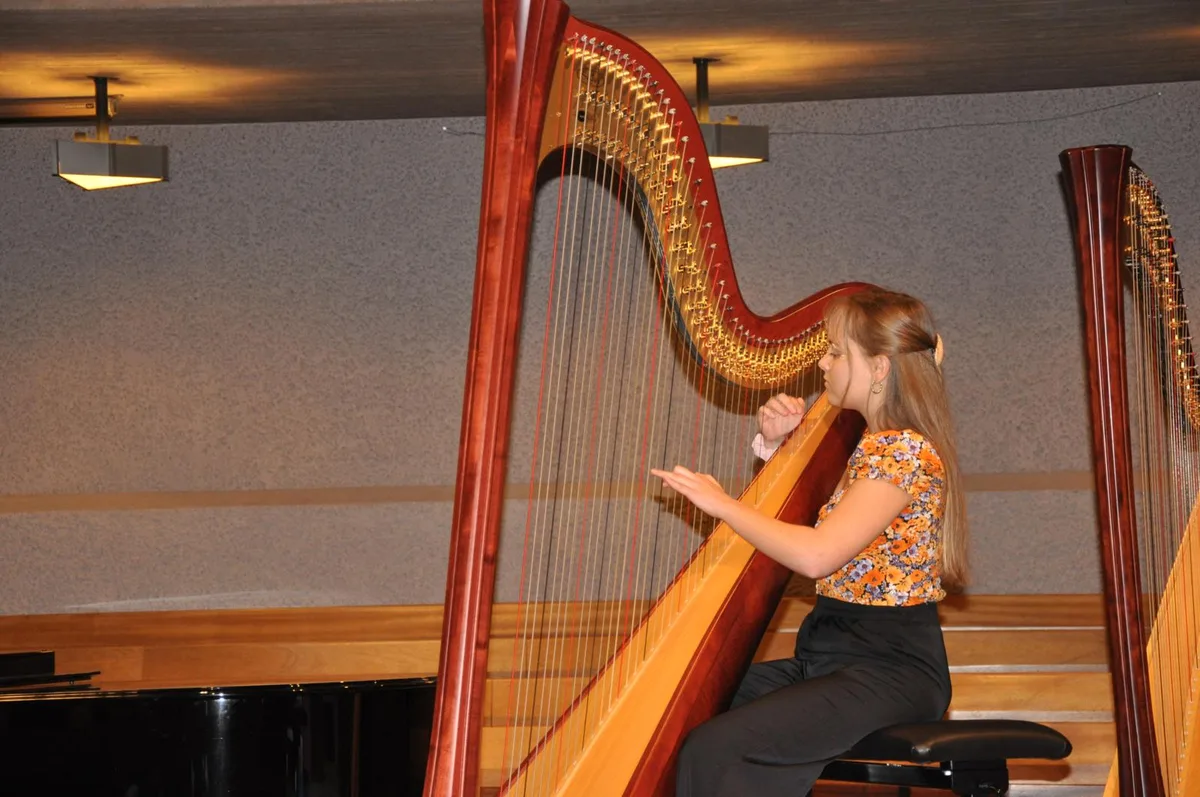 https-zueriost-ch-sites-default-files-media-2022-04-11-prix_rotary-gewinnerin_anja_sophia_schlaeppi_spielt_stuecke_von_debussy_und_dussek_preview-jpg Prix Rotary-Gewinnerin Anja Sophia Schläppi spielt Stücke von Debussy und Dussek.