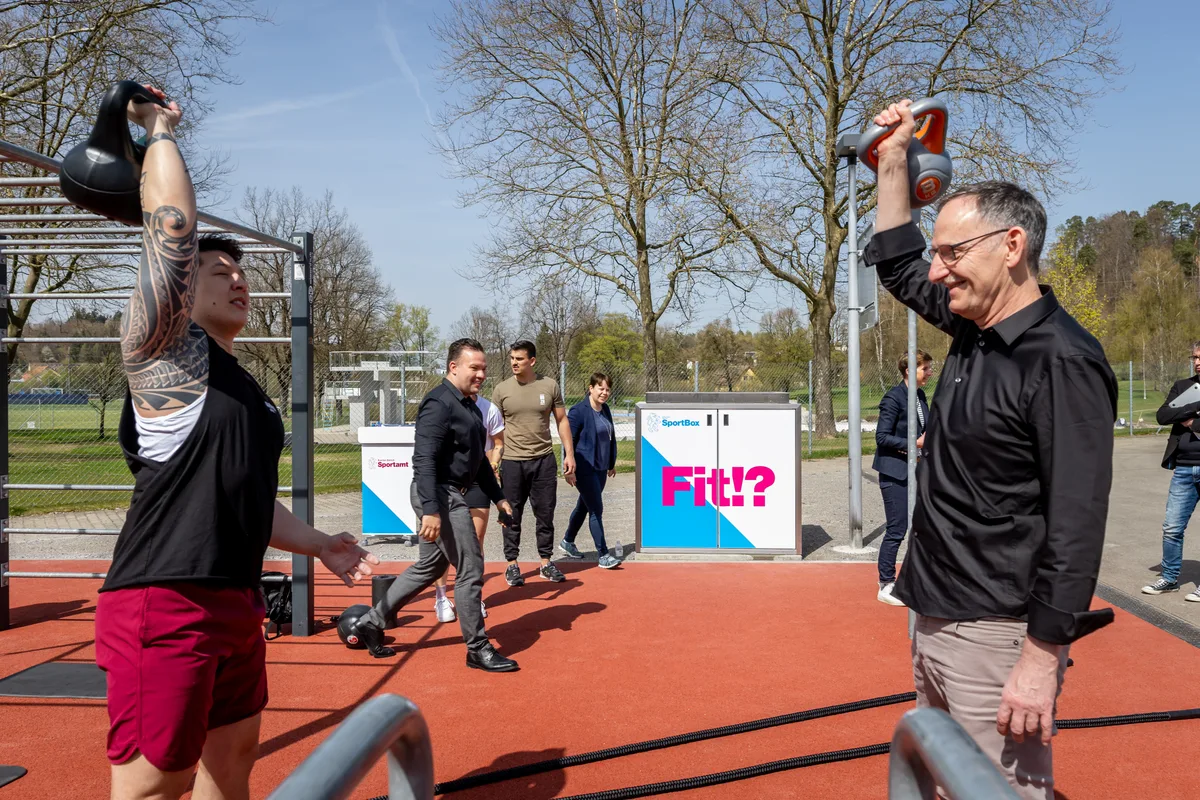 https-zueriost-ch-sites-default-files-media-2022-04-13-sportbox-sportamt-mariofehr-einweihung-effretikon-crm-16-jpg Sportminister Mario Fehr (parteilos) weihte die erste «SportBox» des Kantons in Illnau-Effretikon ein., Die Box enthält diverses Trainingsequipment. Hat man die sie via App geöffnet, kann dieses gratis genutzt werden., Der Sportminister machte eine gute Falle bei seinem Workout., Auch in anderen Gemeinden der Region werden solche Boxen installiert.