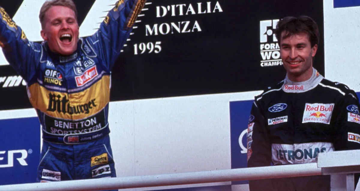 https-zueriost-ch-sites-default-files-media-2022-04-14-50_years_of_sauber-jpg Heinz-Harald Frentzen (rechts) 1995 in Monza auf dem Podest neben Sieger Johnny Herbert, der später auch für die Hinwiler fuhr.