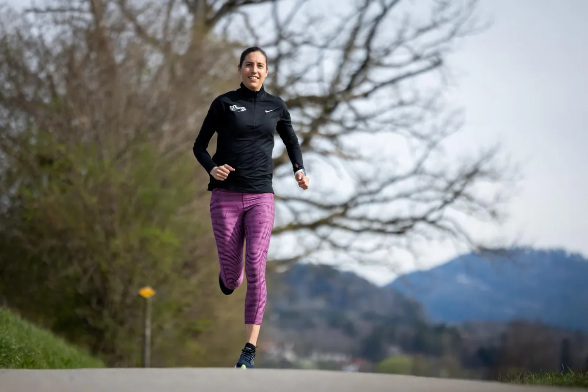 https-zueriost-ch-sites-default-files-media-2022-04-14-laufsport-fabienne-schlumpf-pfaeffikon-crm-2_preview-jpg Unterwegs am Pfäffikersee: Fabienne Schlumpf darf seit gut drei Wochen wieder trainieren.