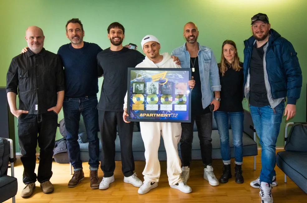 https-zueriost-ch-sites-default-files-media-2022-04-16-eaz-platte-jpg Arber Rama (EAZ, Mitte) ist für den Swiss Music Award nominiert worden. Zudem erreichte sein Album «Apartment 32» Gold-Status.