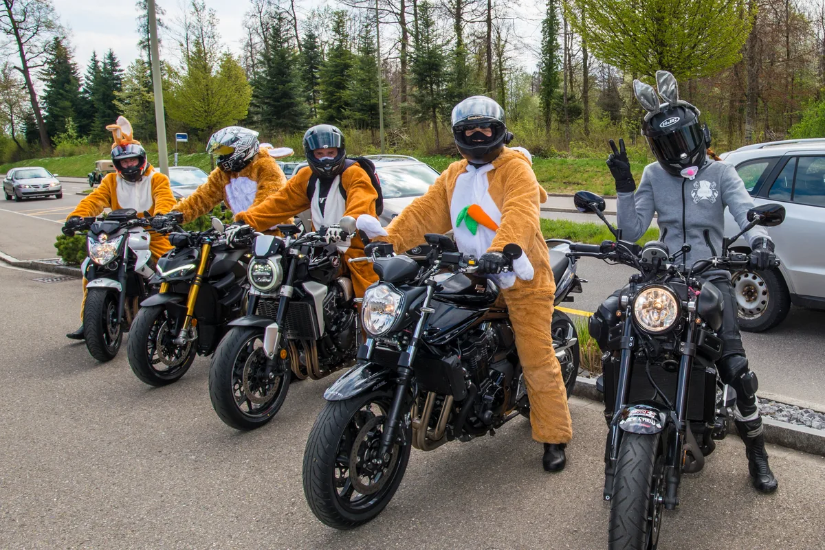 https-zueriost-ch-sites-default-files-media-2022-04-17-acecrewosterpauseruetirino5507-jpg Mitglieder der Ace Crew verkleideten sich als Osterhasen und fuhren so durch die Kantone Zürich und St. Gallen., Auf ihrer Ausfahrt verteilen sie Schoggihasen in Alters- und Behindertenheimen., Der Fotograf Rino Zigerlig traf die motorradfahrenden Osterhasen während ihrer Mittagspause in Rüti., Die Tour hat Tradition bei der Crew, konnte die letzten zwei Jahre wegen Corona aber nicht durchgeführt werden., Umso grösser war die Freude bei den Biker-Hasen.