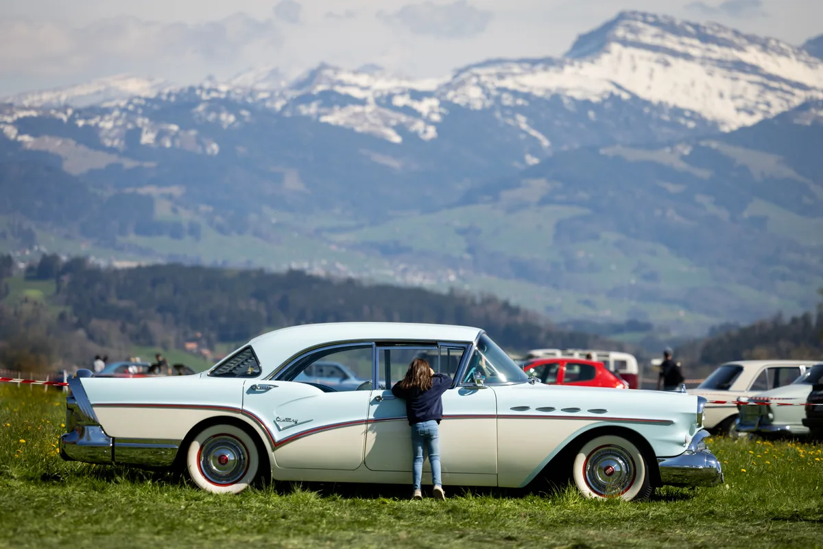 https-zueriost-ch-sites-default-files-media-2022-04-17-oldtimer-treffen-autos-hasenstrick-crm-16-jpg Eine Aussicht wie aus dem Bilderbuch: Einer von vielen Oldtimer auf dem Hasenstrick in Dürtnen., Einige dutzend Personen fanden sich in Dürnten wieder, um ihrer gemeinsamen Leidenschaft nachzugehen., Dabei wurde gefachsimpelt..., ...oder einfach das gute Wetter genossen., Unterschiedliche Formen, Farben und Jahrgängen: Die Auswahl an Fahrzeugen war gross., Die Hinterteile rückten dabei auch gerne mal in den Fokus., Ob das nächste Auto wohl eines von diesen wird?