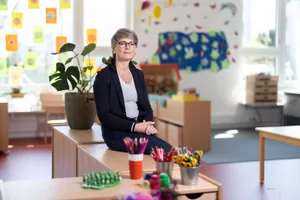 https-zueriost-ch-sites-default-files-media-2022-04-18-susanne-haenni-schule-duebendorf-crm-2_preview-jpg Dass die Kindergartenkinder in den letzten Jahren immer jünger wurden, ist für Schulpräsidentin Susanne Hänni ein Problem., Hänni: «Schulassistenzen begleiten Klassen als helfende Hände, sie schauen, dass niemand zu kurz kommt.», Auch wenn das Parlament den Kredit gekürzt hat, ist Hänni der Meinung, dass die Schule einen attraktiven Lohn bieten kann.