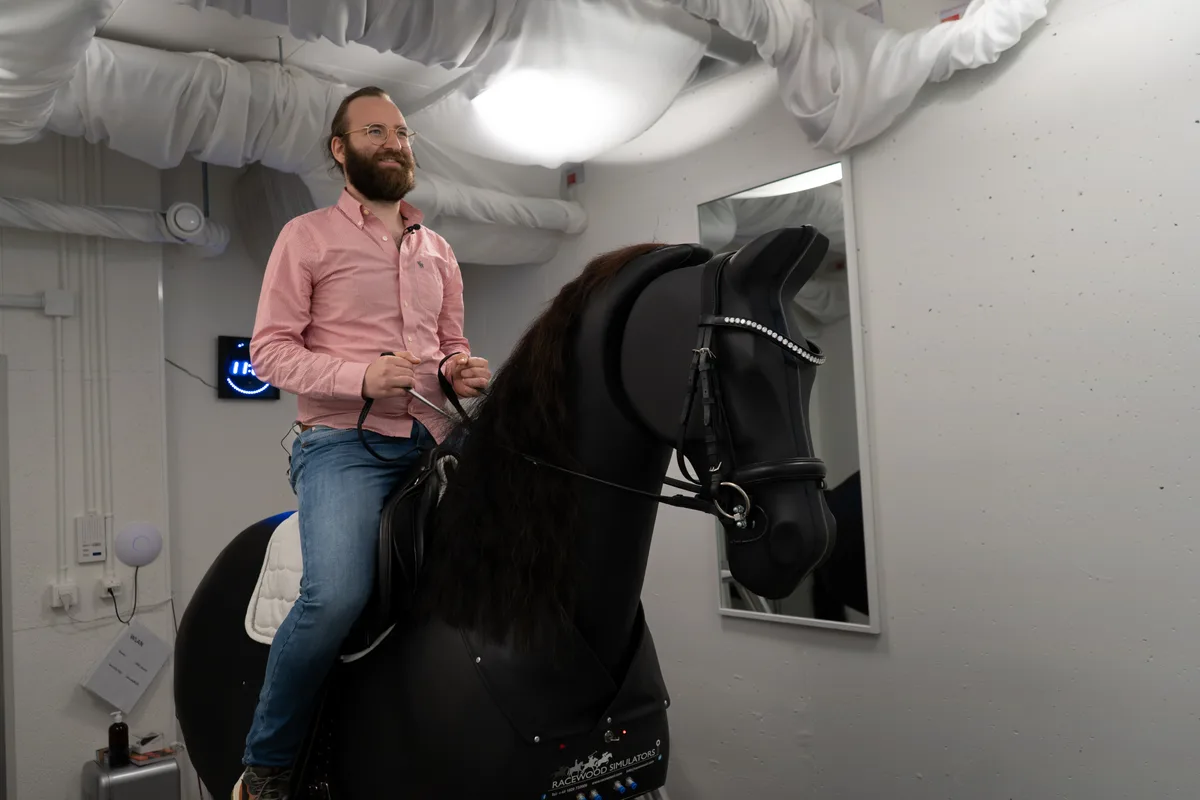 Züriost-Redaktor Erik Hasselberg auf dem Plastikpferd
