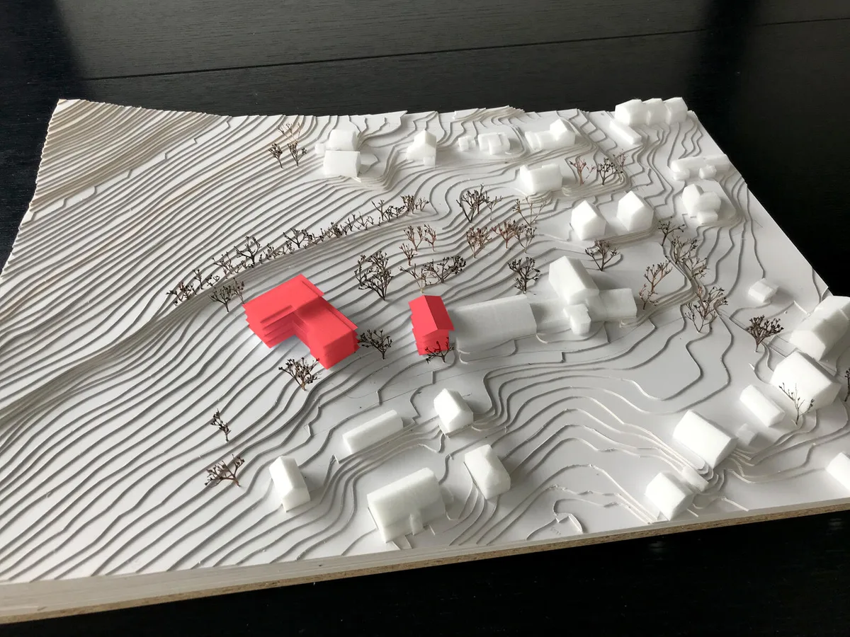 https-zueriost-ch-sites-default-files-media-2022-04-20-haus-der-stille-eingefaerbt_1-jpg Das Haus der Stille wird mit einem Anbau (rot, rechts) und einem Neubau für Alterswohnungen (links) erweitert., Das Haus gehört seit Ende 2020 der Stiftung Good Samaritans aus dem Baselbiet., Stiftungsratspräsident Heiner Henny, Architekt Pius Flury und die Stiftungsräte Elias Henny und Philippe Beyeler.