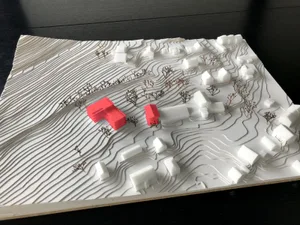 https-zueriost-ch-sites-default-files-media-2022-04-20-haus-der-stille-eingefaerbt_1-jpg Das Haus der Stille wird mit einem Anbau (rot, rechts) und einem Neubau für Alterswohnungen (links) erweitert., Das Haus gehört seit Ende 2020 der Stiftung Good Samaritans aus dem Baselbiet., Stiftungsratspräsident Heiner Henny, Architekt Pius Flury und die Stiftungsräte Elias Henny und Philippe Beyeler.