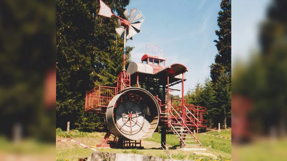 Der «Stromer» ist eine Schöpfung von Yves Pestalozzi und entstand zwischen 1982 und 1983., Die acht Tonnen schwere Spielskulptur sucht dringend einen neuen Standort