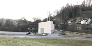 https-zueriost-ch-sites-default-files-media-2022-04-21-heizzentrale-holzwaermeverbund-bauma-visualisierung-2-jpg Für den Bau der Zentrale müssen einige Bäume beim Kindergarten gefällt werden., Ein Teil des Spielwäldchens (Mitte) wird dadurch verschwinden., Beim Wäldchen verbringen die Kinder oft ihre Pausen.