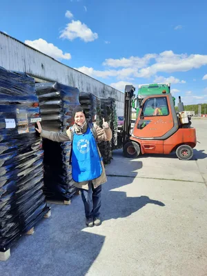 https-zueriost-ch-sites-default-files-media-2022-04-21-hilftransporte-tierfutter-susy-utzinger-stiftung-jpeg Helfer verladen in Rumänien Futtermittel für ukrainische Tiere., Kürzlich konnten sie Tierfutter bis in die kriegsgebeutelte Stadt Odessa bringen., Viele Menschen haben auf der Flucht ihre Haustiere mitgenommen. Zum Beispiel diese Hauskatze, fotografiert in Rumänien.