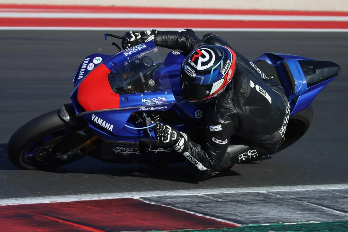 https-zueriost-ch-sites-default-files-media-2022-04-21-image00053_preview-jpg Das Renndebüt lässt auf sich warten: Randy Krummenacher bei Tests in Misano.