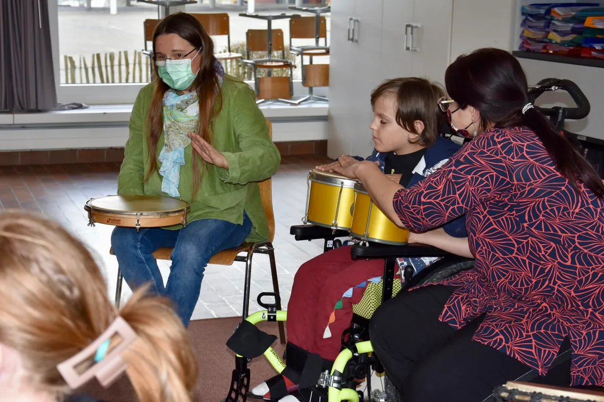 Christina Sidler (links) möchte beeinträchtigten Kindern den Zugang zu Musik ermöglichen..., ... gemeinsam mit ihrer Kollegin Simone Hager (2. v.l.)