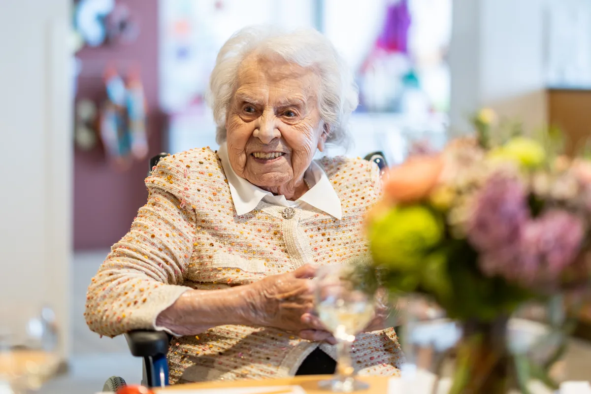 https-zueriost-ch-sites-default-files-media-2022-04-22-104jaehrige-altersheimsandbueel-rueti-crm-13-jpg Lina Rutishauser wurde am 22. April 1918 geboren. Somit feiert sie dieses Jahr ihren 104. Geburtstag., Urs Roth vom Gemeinderat gratulierte der ältesten Einwohnerin Dürntens und überreichte ihr Blumen.