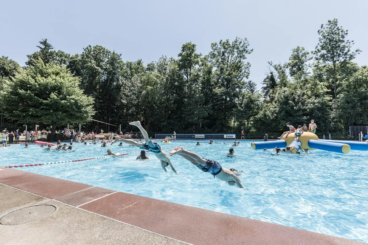 https-zueriost-ch-sites-default-files-media-2022-04-22-uster_010715_dorfbad_sip-7-jpg Uster ist eines der Schwimmbäder, in welchem die Preise für Besuchende erhöht werden.