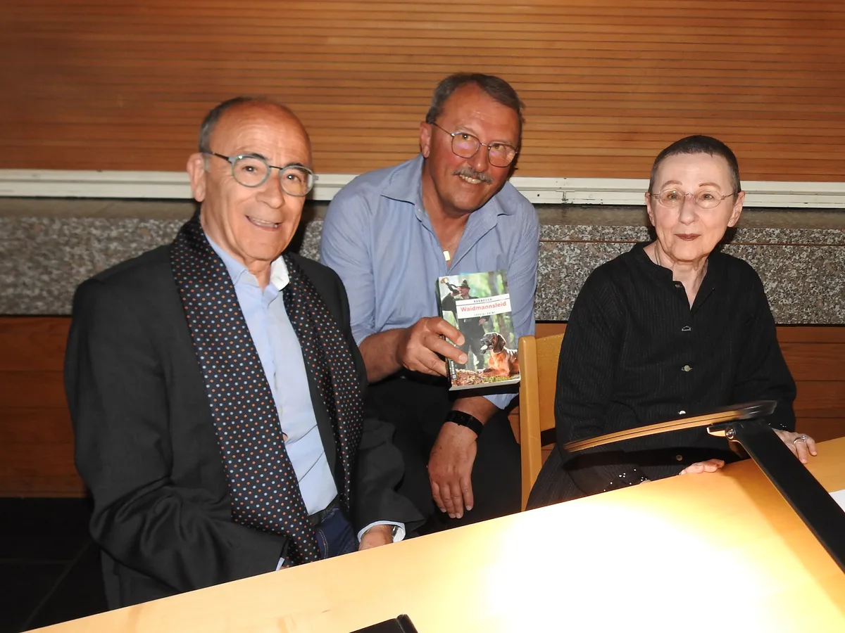 Die Autorin Roswitha Kuhn freut sich zusammen mit Martin Lüdin (Mitte) und Peter Fischli über den gelungenen Anlass.