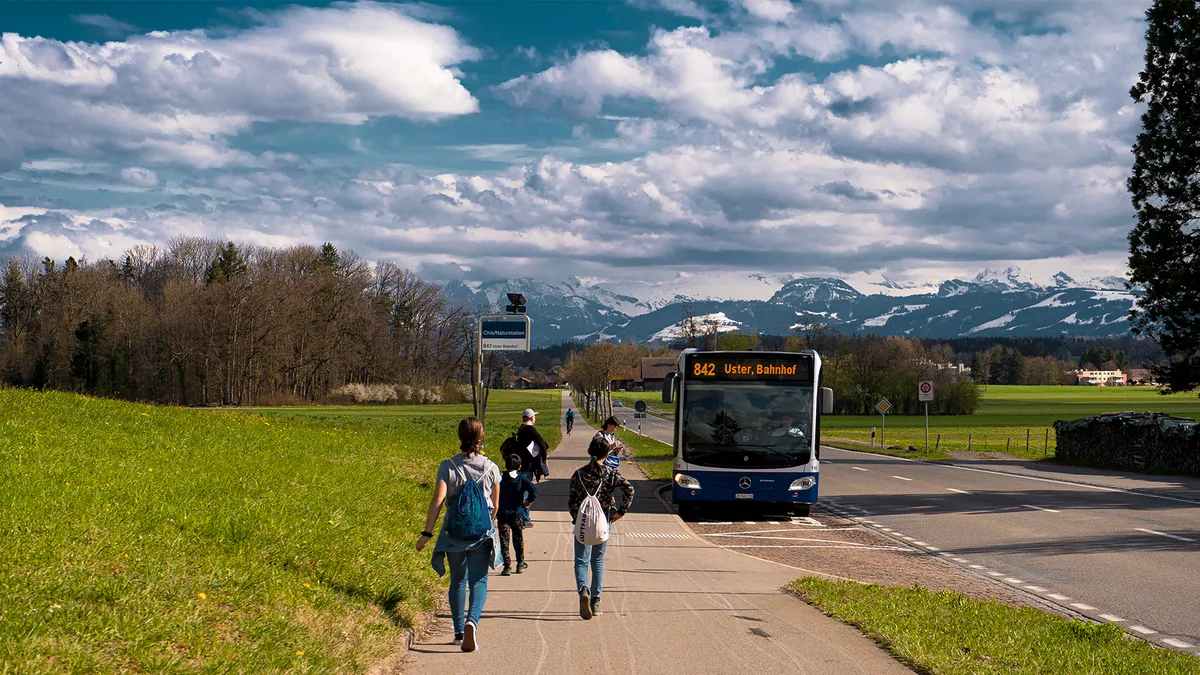 Ein Bus hält an der Station Riedikon, die Passagiere der Ringo-Reisegruppe steigen ein.