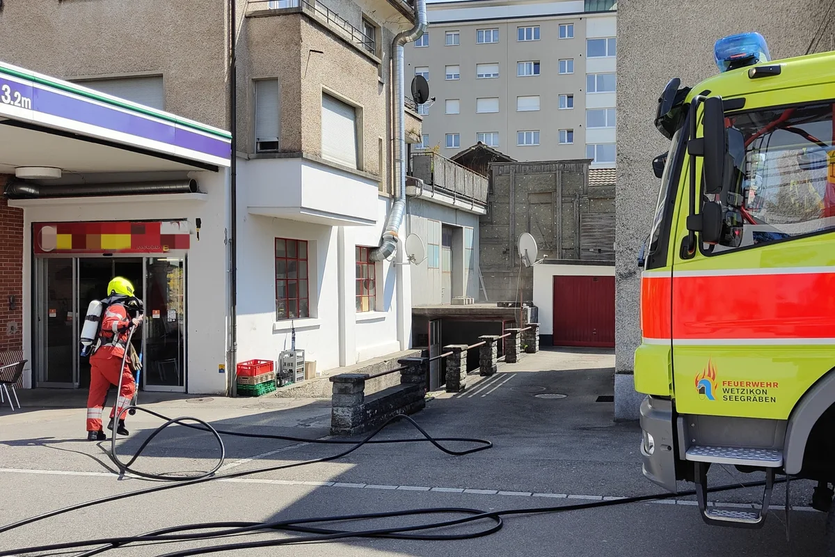 https-zueriost-ch-sites-default-files-media-2022-04-26-2604_brand-pestalozzi-strasse-jpg Nach starker Rauchentwicklung im Kellergeschoss wurde die Feuerwehr alarmiert., Auslöser der Rauchentwicklung war die Öl-Heizung. Die Feuerwehr blies den Rauch mit einem Lüfter aus dem Kellergeschoss.