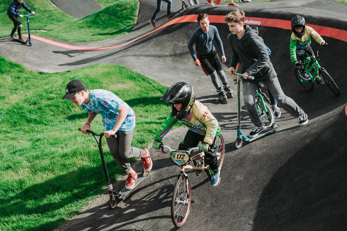 So soll es dereinst aussehen in Volketswil, wenn das Projekt des Pumptracks tatsächlich realisiert wird., Mike Halbheer hat mit seiner Petition das Projekt angestossen und legt bei der Vermessung gleich selber Hand an., Zwischen Fussballplatz und Usterstrasse soll dereinst der Pumptrack zu liegen kommen.