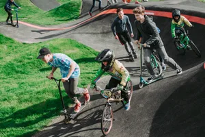 https-zueriost-ch-sites-default-files-media-2022-04-27-50934592768_3cee46648b_h-jpg So soll es dereinst aussehen in Volketswil, wenn das Projekt des Pumptracks tatsächlich realisiert wird., Mike Halbheer hat mit seiner Petition das Projekt angestossen und legt bei der Vermessung gleich selber Hand an., Zwischen Fussballplatz und Usterstrasse soll dereinst der Pumptrack zu liegen kommen.