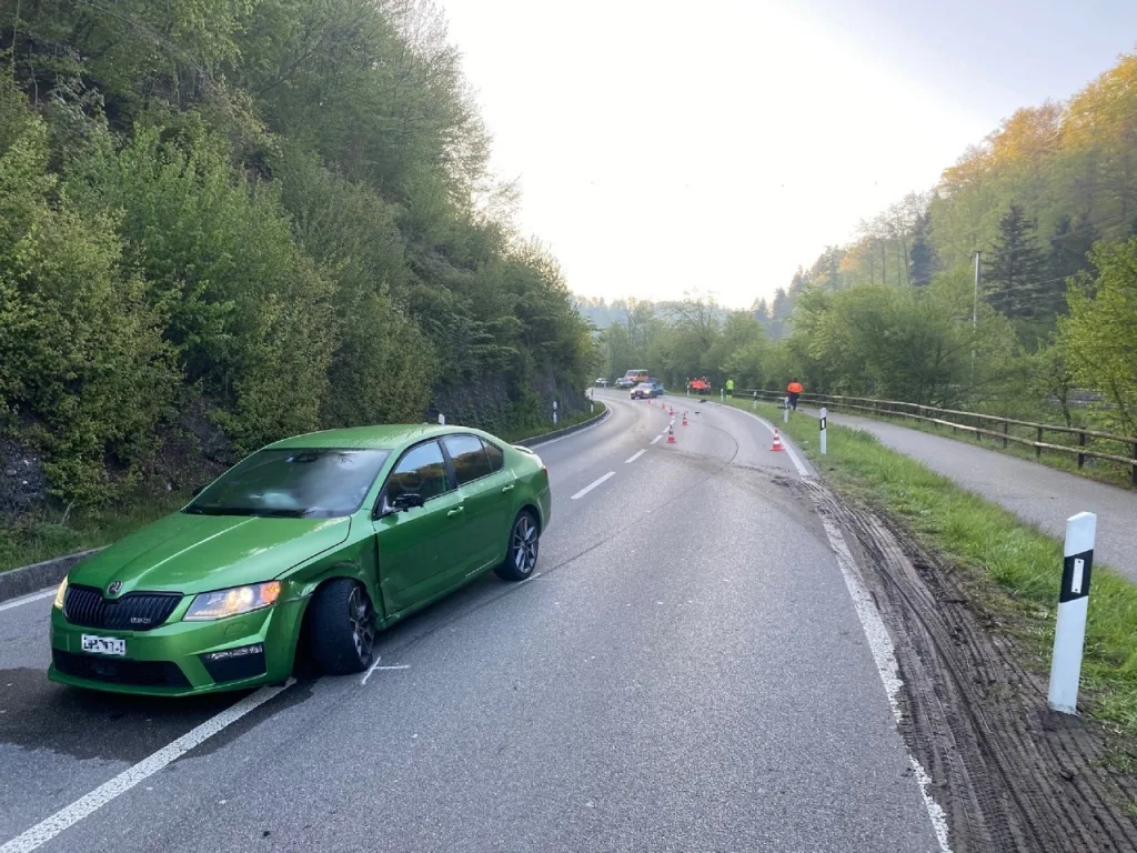 https-zueriost-ch-sites-default-files-media-2022-04-28-rdz005-jpg Wegen einer Frontalkollision musste die Aathalstrasse am Donnerstagmorgen in beide Richtungen gesperrt werden.