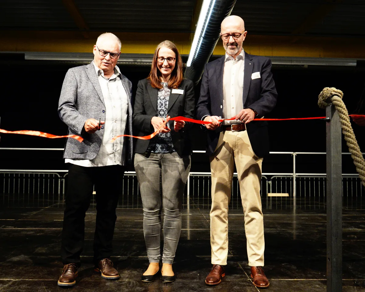 https-zueriost-ch-sites-default-files-media-2022-04-29-eroeffnung_band_weu_01-jpg Andy Halter, OK-Präsident Dübi-Mäss, Martina Hollenstein Stadler, Engadiner Tourismusdirektorin und Stapi André Ingold (v.l.)
