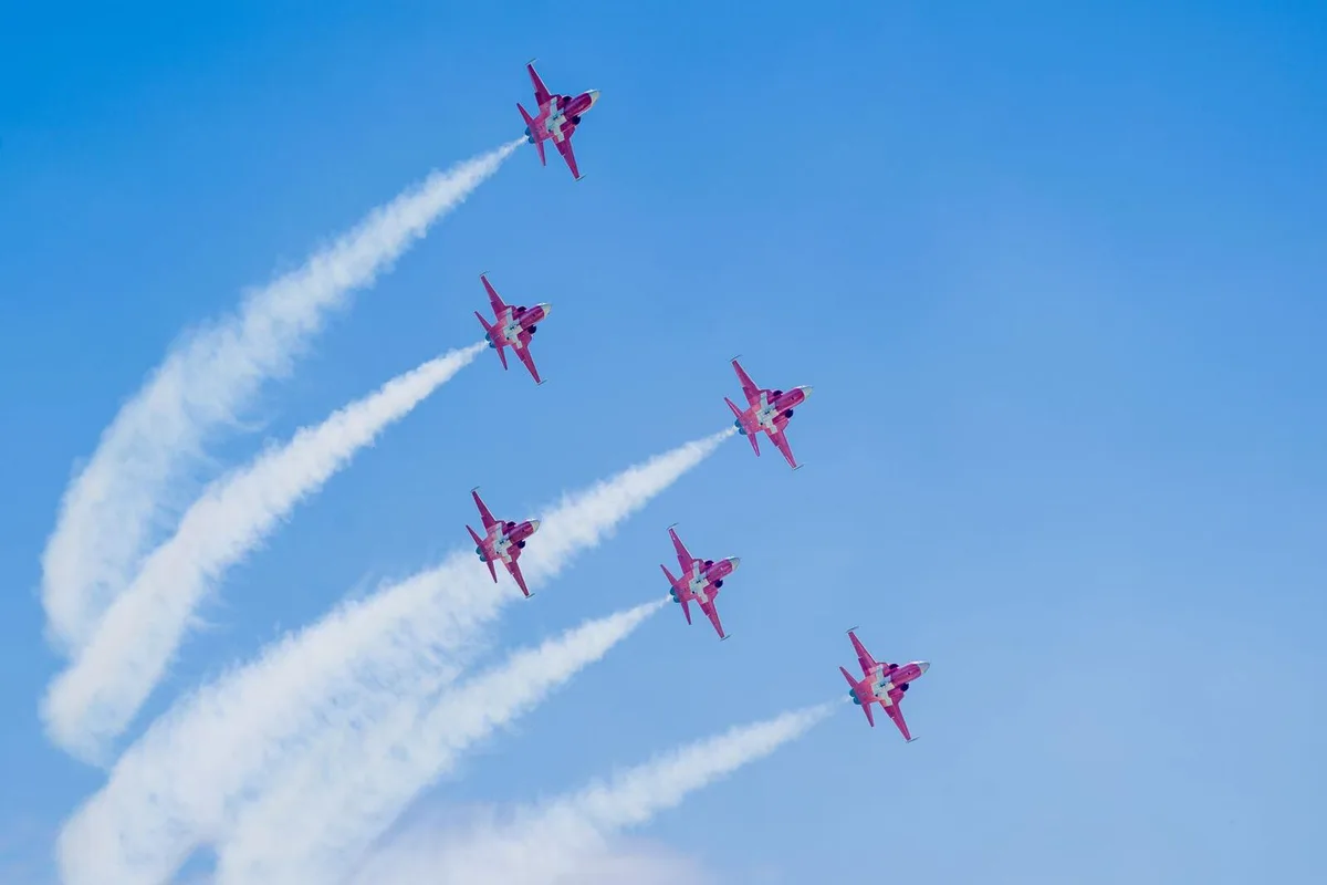 Startet am 12. Juni in Küsnacht durch: Patrouille Suisse., Die berühmte Kunstflugstaffel zeigt ihr Können anlässlich des Starts zur 85. Tour de Suisse., Die Piloten der Patrouille Suisse sind Militärpiloten des Berufsfliegerkorps.