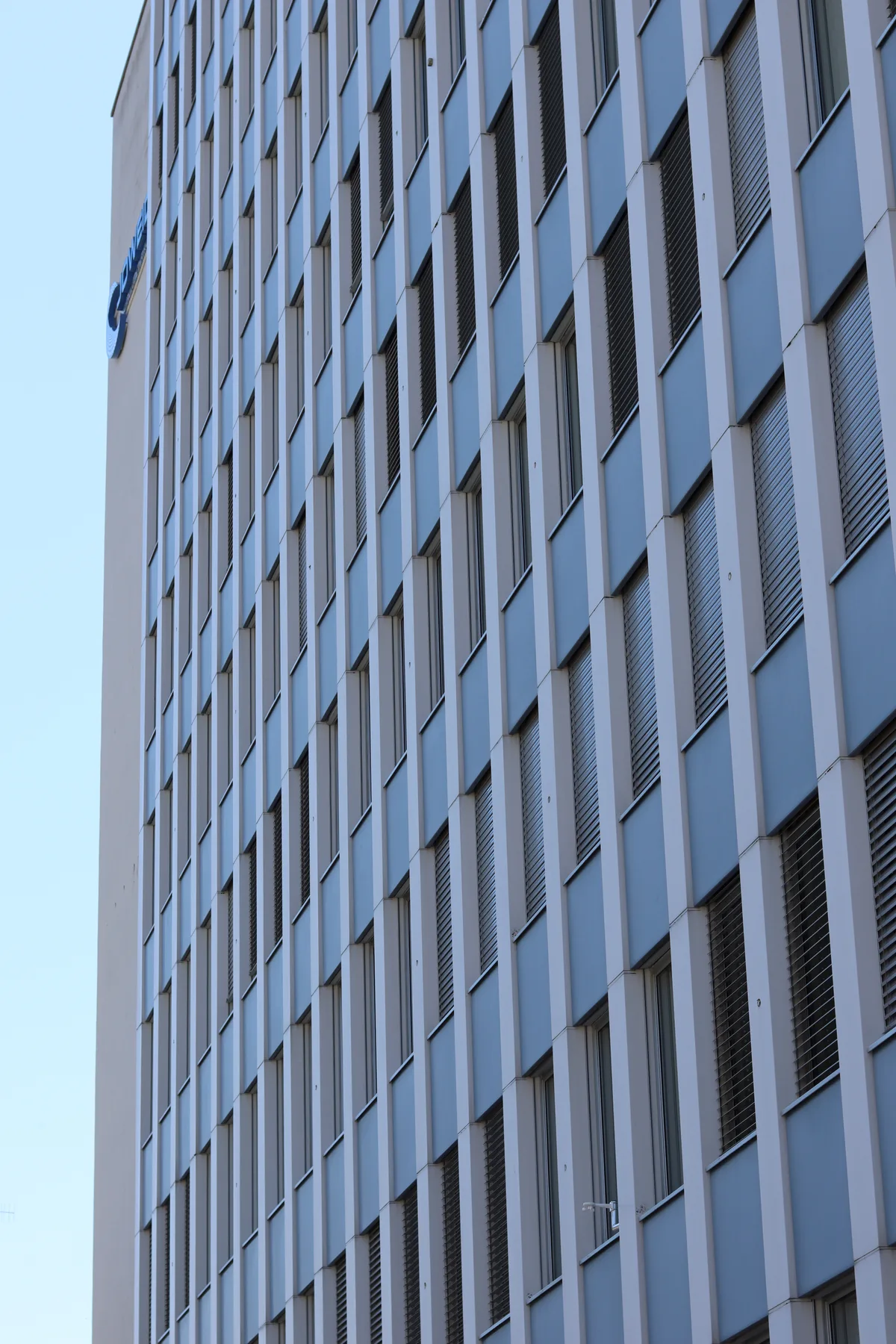 Aussenansicht der Fassade des zehnstöckigen Büroturms.