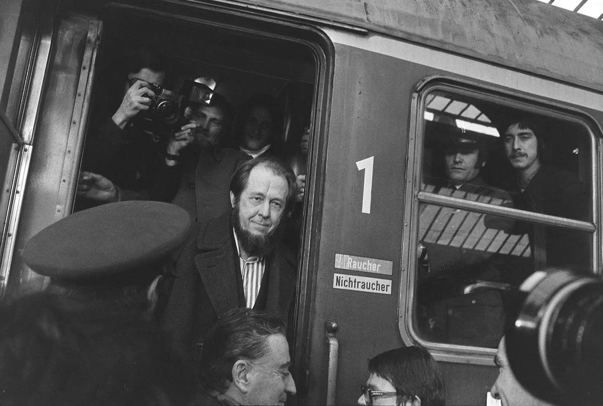https-zueriost-ch-sites-default-files-media-2022-05-03-nationalmuseum-solschenizyn-pd-jpg Alexander Solschenizyn kam 1974 mit dem Zug nach Zürich., Später fand er Zuflucht in Sternenberg im Haus des damaligen Zürcher Stadtpräsidenten Sigmund Widmer., Der Tösstaler Erwin Fässler spazierte als Kind oft an besagtem Haus vorbei., Auch die Sternenbergerin Heidi Iseli erinnert sich noch gut an den berühmten Schriftsteller.