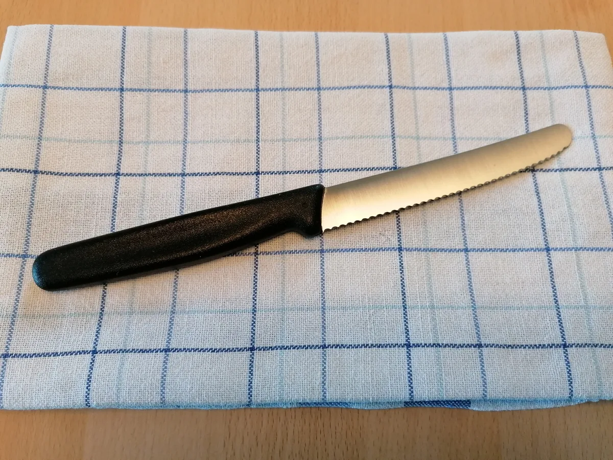 Mit einem solchen Messer bedrohte der Mann seine Frau und schlitzte sich später den Hals auf.