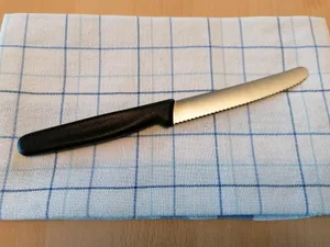 https-zueriost-ch-sites-default-files-media-2022-05-04-40_messer_klinge_11_cm_rund_4_eh-jpg Mit einem solchen Messer bedrohte der Mann seine Frau und schlitzte sich später den Hals auf.