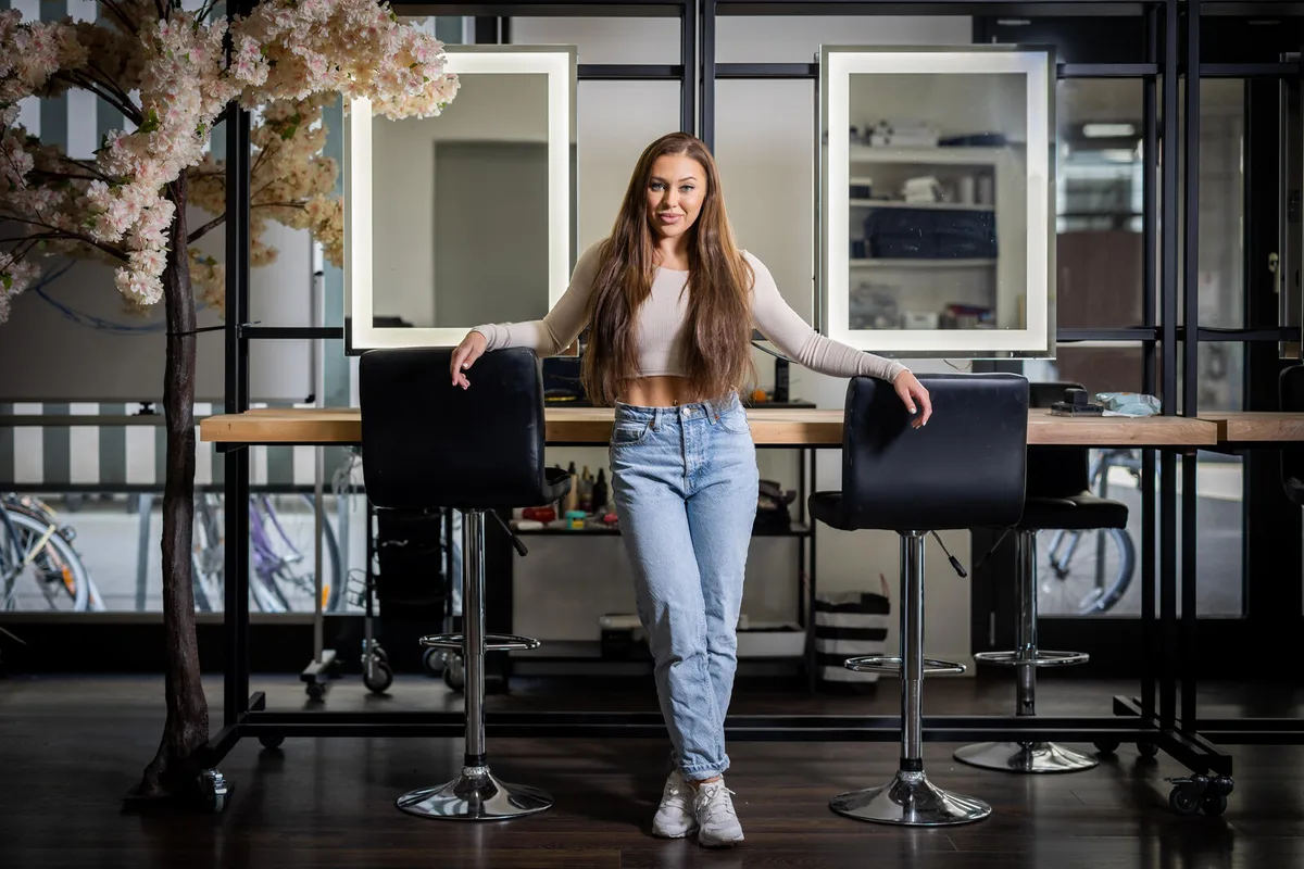 https-zueriost-ch-sites-default-files-media-2022-05-04-bachelorette-yuliyadorohovych-duebendorf-crm-1-jpg Bachelorette Yuliya Benza in ihrem Make-Up-Studio in Dübendorf., Die 28-Jährige ist derzeit noch in der Kuppelshow Bachelorette zu sehen., Dort möchte sie ihren Traummann finden.