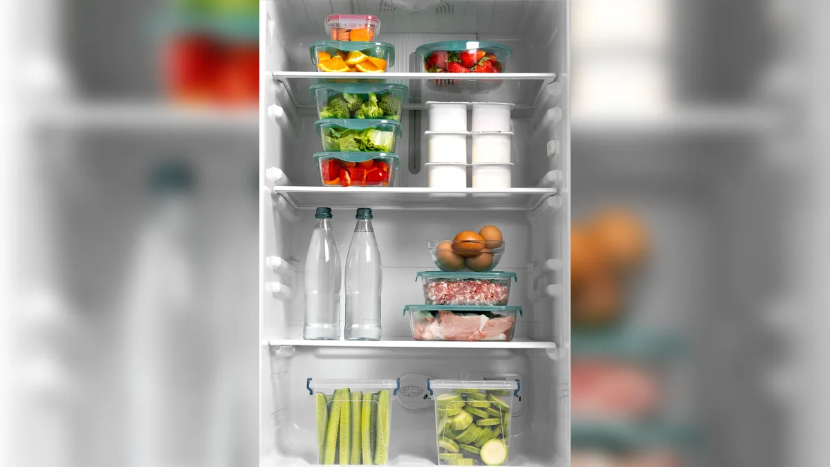 Man sieht einen korrekt eingeräumten Kühlschrank