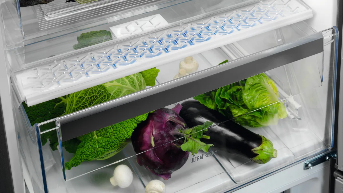 Man sieht eine moderne Kühlschrankschublade