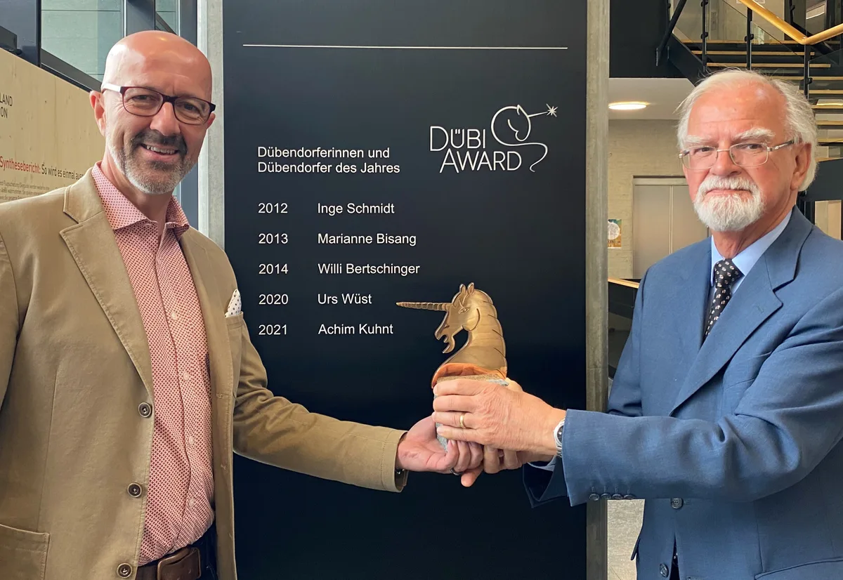https-zueriost-ch-sites-default-files-media-2022-05-04-verleihung_duebi_award_stele_im_stadthaus_ingold_kuhnt-jpg Achim Kuhnt (rechts) ist als Dübendorfer des Jahres im Stadthaus verewigt. Links im Bild Stadtpräsident André Ingold., Er ist der Dübendorfer des Jahres: Achim Kuhnt. Er bekam die Auszeichnung..., ... aus den Händen von Stadtpräsident André Ingold., Marco Wieser (Mitte) nahm den Preis für die Obere Mühle entgegen. Links neben ihm: Andrea Kennel., Wieser ist stellvertretender Leiter der Oberen Mühle., Bernhard Attinger (links) nahm stellvertretend den Award für die Curlerin Esther Neuenschwander entgegen.