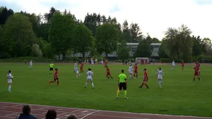 https-zueriost-ch-sites-default-files-media-2022-05-05-clip-00_33_39_23-standbild001-jpg Die Zweitliga-Frauen des FC Uster unterlagen dem FCZ 1:3., Das Drei-Städte-Turnier auf dem Buchholz war gut besucht.