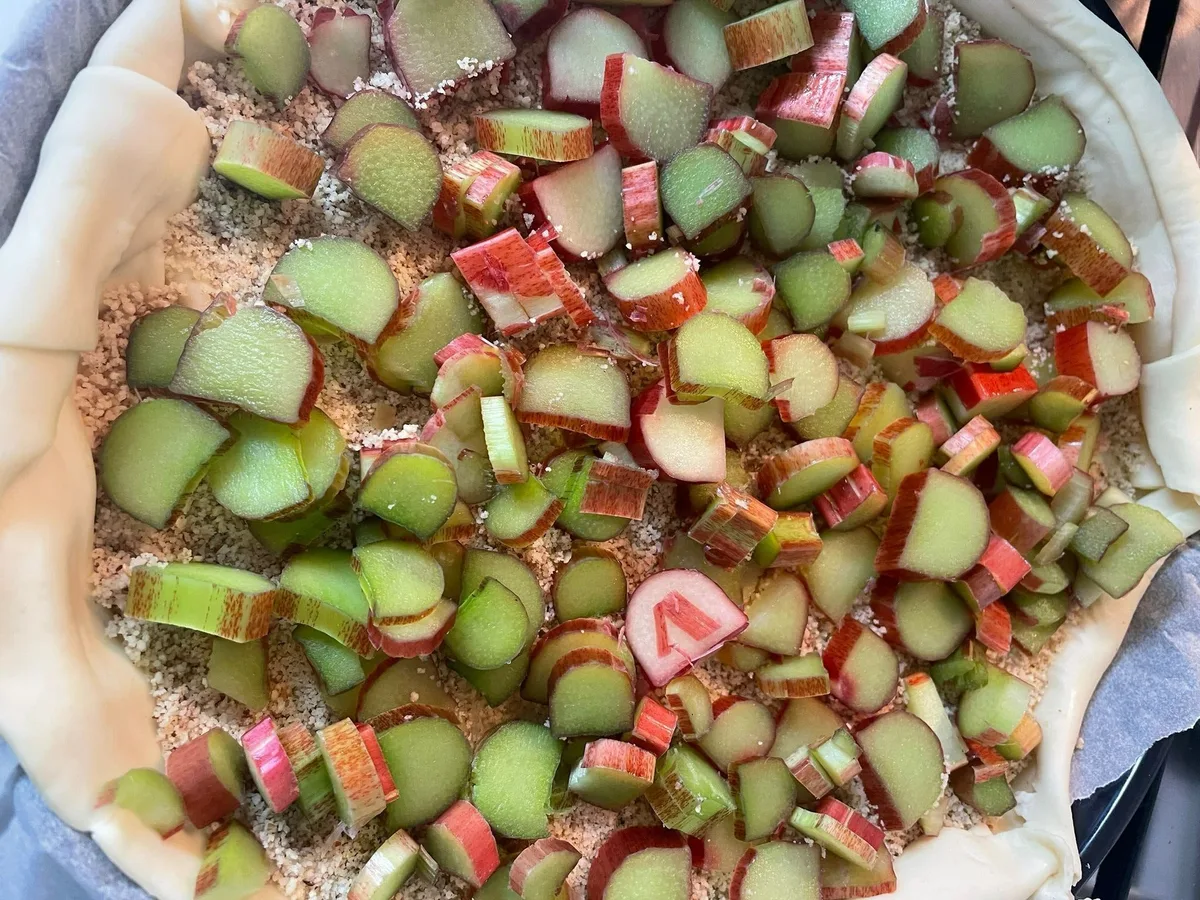 Ein schnelles Essen für die ganze Familie., Ausgiebig gezuckert, kommt die Wähe sogar bei Kindern gut an., Frisch geernteter Rhabarber aus dem Garten schmeckt am besten.