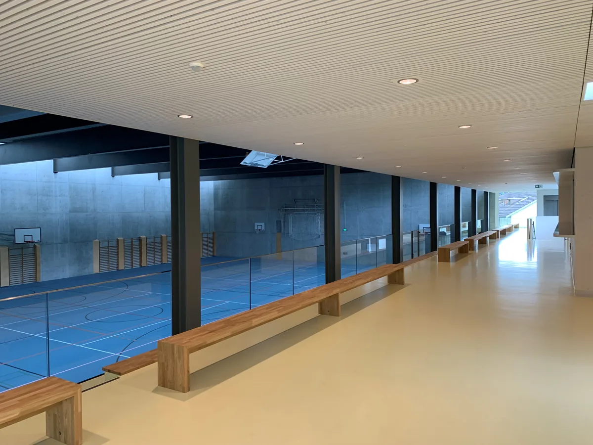 Blick in die neue, zur Sporthalle über die gesamte Länge offenstehende Galerie mit Zuschauer- und Verpflegungsbereich.