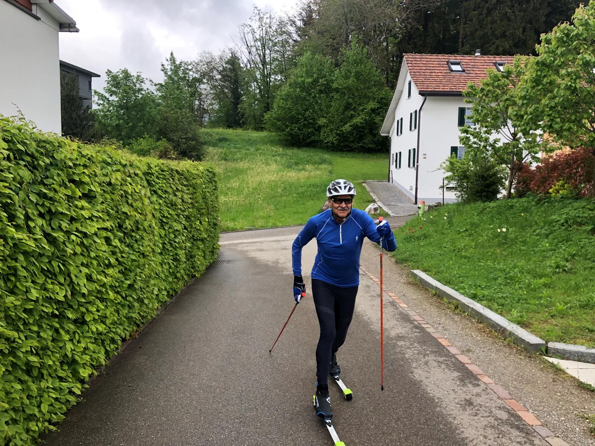 Im Sommer trainiert Walter Abächerli rund um den Bachtel auf Rollski., Walter Abächerli (links) und Markus Knüsel nach dem Zieleinlauf in Lappland.