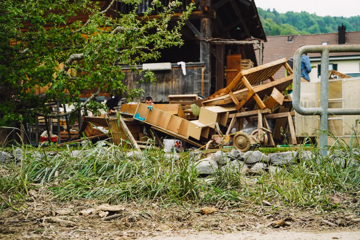 https-zueriost-ch-sites-default-files-media-2022-05-09-8_unwetter_zell_09052022_tas-jpg In Zell wütete kürzlich ein heftiges Unwetter. Dieses hinterliess Spuren., Diverse Keller wurden überflutet, die Wassermassen beschädigten viel eingelagertes Material., Dieses wird nun nach und nach aus den Gebäuden geräumt., Ob Möbel und Kisten gereinigt und somit gerettet werden, steht bei einigen Betroffenen noch in den Sternen., Andere hatten die Wahl nicht und füllten bereits einige Mulden., Es ist nach wie vor klar ersichtlich, wo der Zellerbach über die Ufer getreten ist., Der Schlamm erschwert die Aufräum- und Putzarbeiten., Diese werden noch einige Tage in Anspruch nehmen..., ...und hinterlassen ihre Spuren.