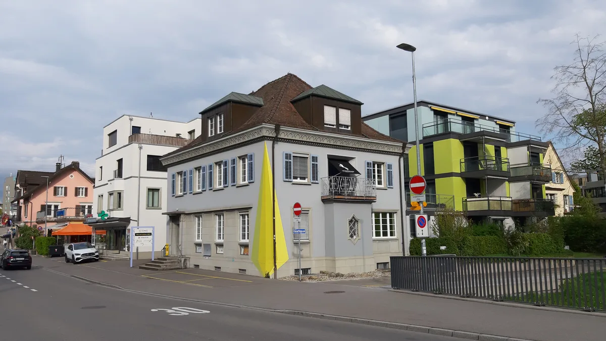 https-zueriost-ch-sites-default-files-media-2022-05-09-glattaler_redaktion_duebendorf_3-jpg Aus dem obersten Stock haben die Redakteure einen guten Ausblick auf die Tempo-30-Zone im Zentrum.