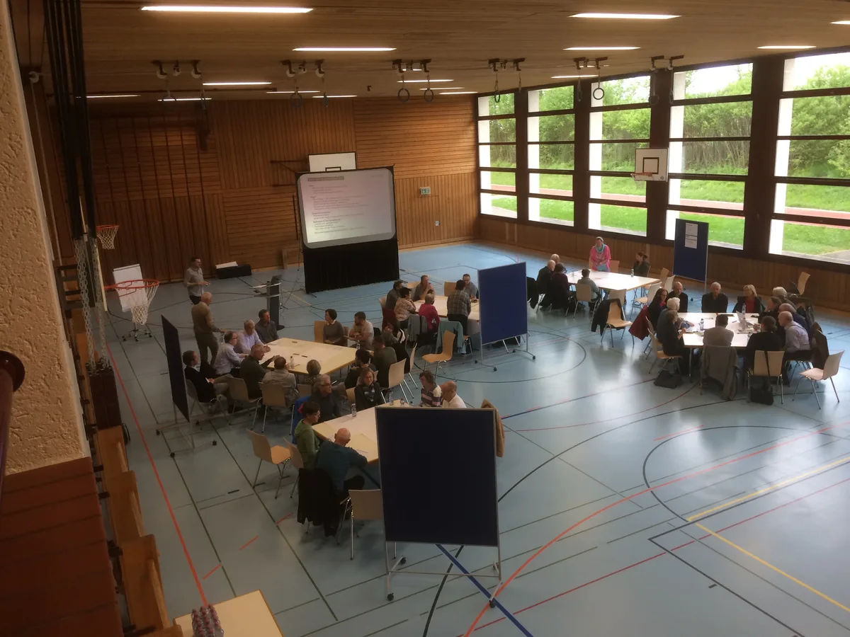 https-zueriost-ch-sites-default-files-media-2022-05-09-info_ueberblick-jpg In der Turnhalle Hermetsbüel wurden am Samstag Ideen zum Projekt Luppmenpark gewälzt., Besonders in Sachen Stiftungsgedanken waren sich die Anwesenden einig.