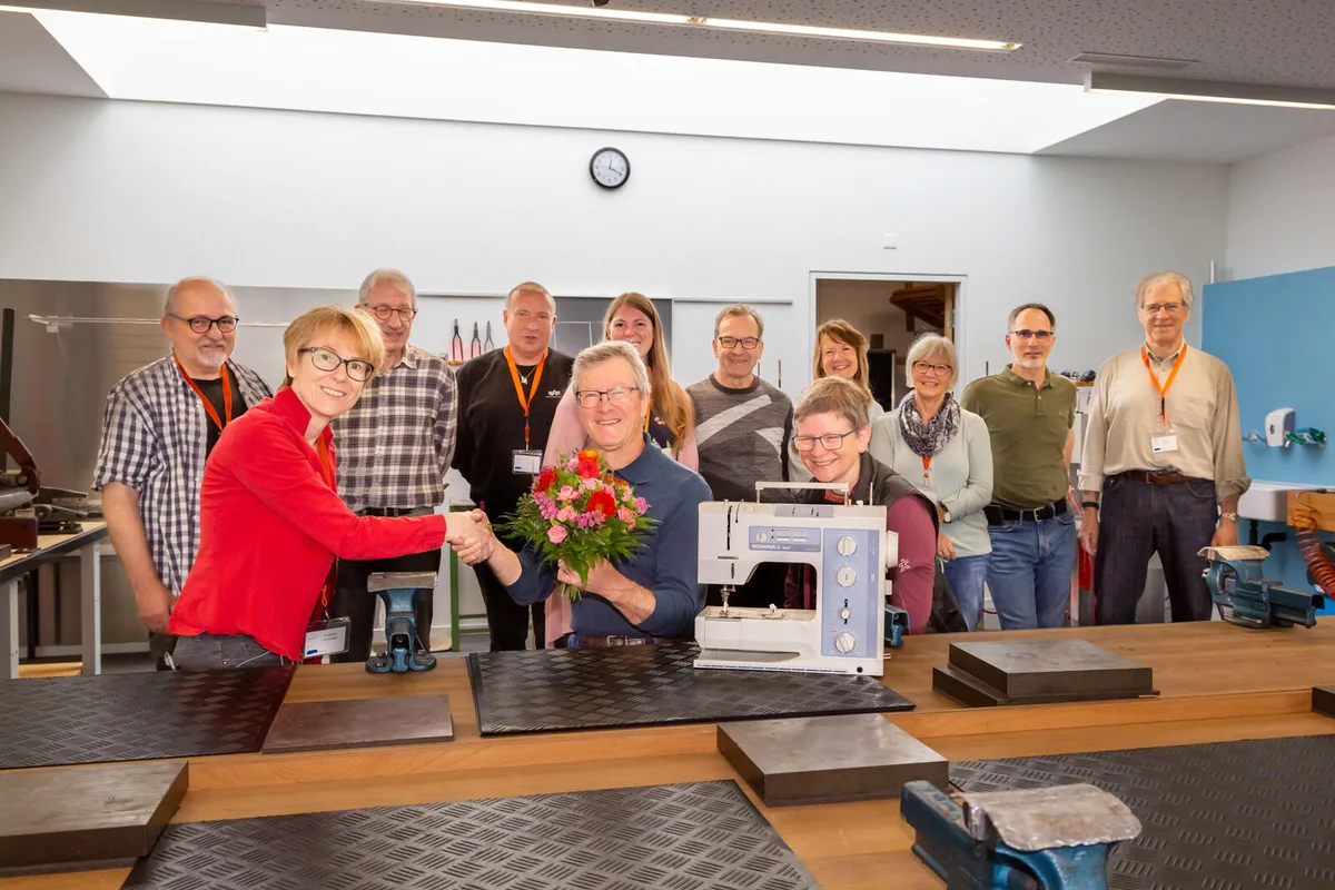 Ueli und Johanna Wegmann haben dem Team des Repair-Cafés den 500. Reparaturfall beschert., Im Repair Cafe helfen Fachleute freiwillig mit.