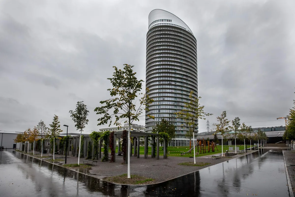 Die Fassade des Jabee-Tower widerspiegelt die Farbe der Umgebung – bei Regenwetter ist das halt grau., Der Bäretower in Ostermundigen beherbergt ein Restaurant und ist mit 100,5 Metern das höchste Wohnhaus der Schweiz. , Doch der neue Rekordhalter ist schon in Sicht: Die Wohntürme der Überbauung Three Point werden 102, 111 und 114 Meter hoch.