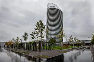 https-zueriost-ch-sites-default-files-media-2022-05-09-uster_09102019_jabee_crm_7_preview-jpg Die Fassade des Jabee-Tower widerspiegelt die Farbe der Umgebung – bei Regenwetter ist das halt grau., Der Bäretower in Ostermundigen beherbergt ein Restaurant und ist mit 100,5 Metern das höchste Wohnhaus der Schweiz. , Doch der neue Rekordhalter ist schon in Sicht: Die Wohntürme der Überbauung Three Point werden 102, 111 und 114 Meter hoch.
