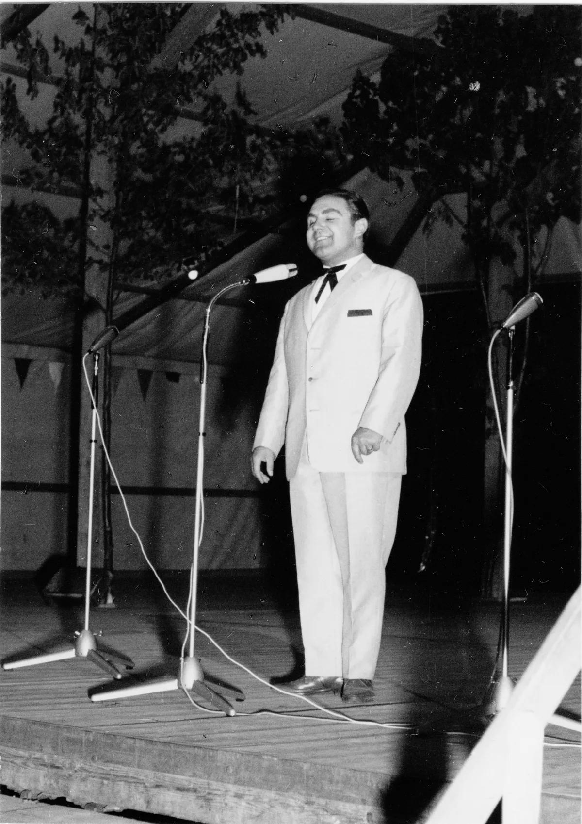 Volksschauspieler Jörg Schneider als Conférencier, 1963 