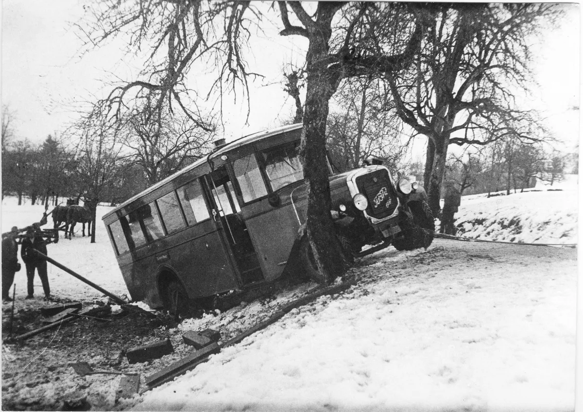 https-zueriost-ch-sites-default-files-media-2022-05-10-maur3-jpg Dieses Foto zeigt die Bergungsarbeiten nach einem Unfall des Postautos, das von Maur nach Zürich verkehrte, 1936., Die Liegenschaft Gustav Zollingers in schwarz-weiss, im Hintergrund die Liegenschaft von Radrennlegende Hugo Koblet, 1962., Das ist Trudi Kunz aus Maur. Sie war die erste weibliche Kapitänin der Schweiz auf dem Greifensee, im Jahr 1970.