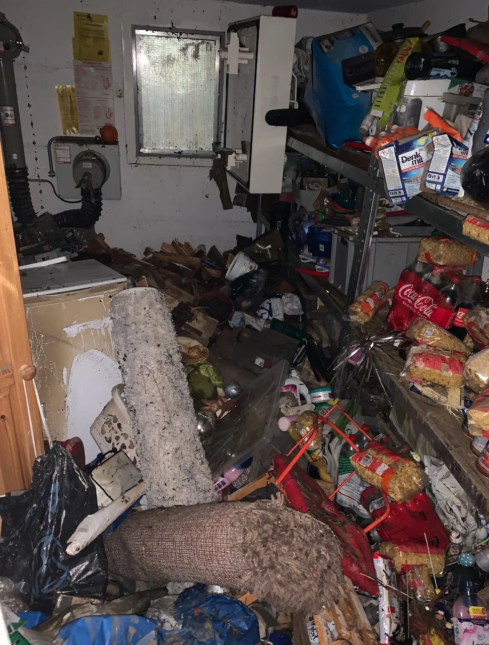 Lebensmittel liegen kreuz und quer in einem überschwemmten Keller. 