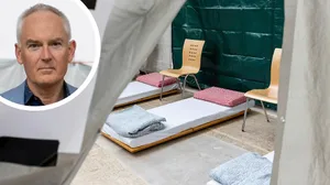 https-zueriost-ch-sites-default-files-media-2022-05-12-20220512-bildkombo-zwicky-fabrik_preview-jpg Gemeindepräsident Tobias Diener ist gerne gut vorbereitet. Die Betten sind inzwischen wieder in den Zivilschutzanlagen verstaut.