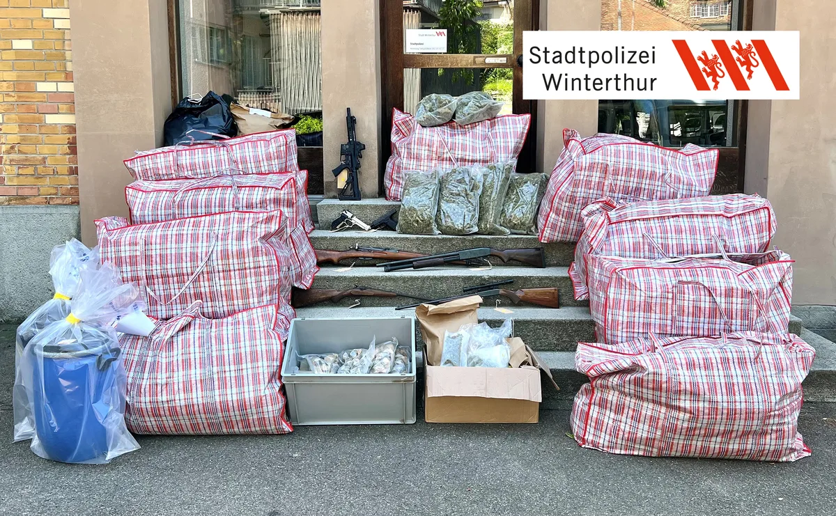 Schusswaffen und Drogen wurden durch die Polizei sichergestellt., Bei dem Fall handelt es sich sich um eine der umfangreichsten Drogensicherstellungen in der Geschichte der Winterthurer Polizei., Das mutmassliche Drogendealer-Paar konnte am Wohnort im Zürcher Oberland festgenommen werden.