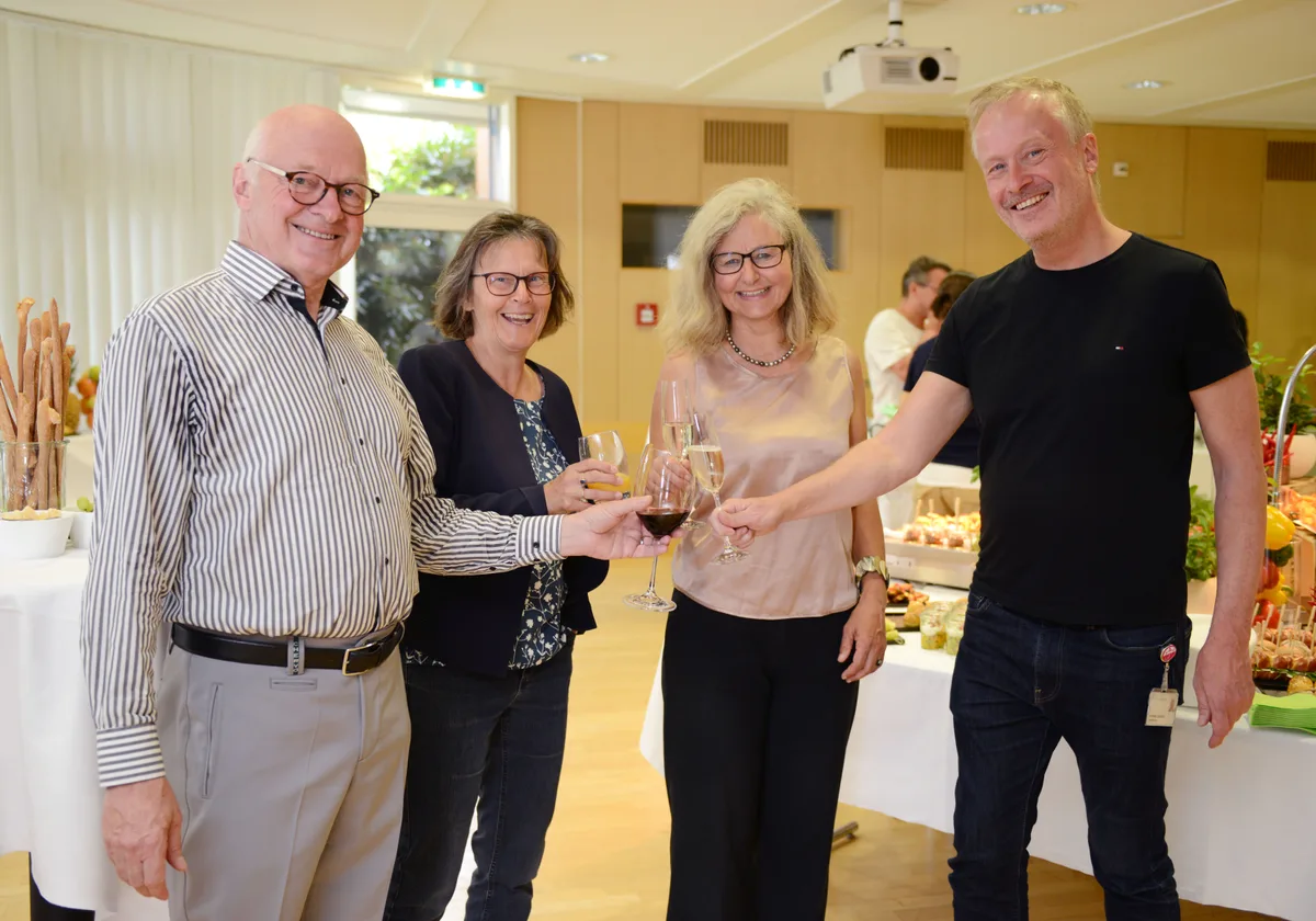Reinhard Giger, Gesundheitsorsteherin Karin Fehr, Stadtpräsidentin Barbara Thalmann, Spitaldirektor Andreas Greulich., Am Apéro waren zahlreiche Vertreterinnen und Vertreter der Politik dabei., Die Ustermer Stadtpräsident Barbara Thalmann (SP) im Gespräch mit Spital-Verwaltungsratspräsident Reinhard Giger.